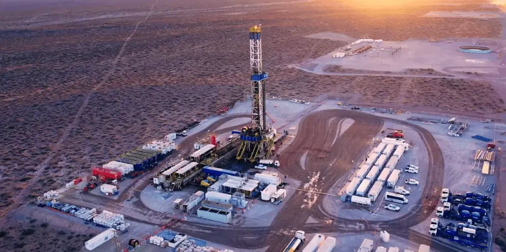 Planta de Vaca Muerta en Neuquén. Aprender cuáles son las empresas en las que puedes invertir.